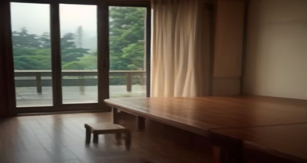 手机屏幕特写展示移动端BT下载应用界面，暖色调背景，用户正在移动设备上浏览种子网站资源列表